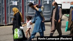 يوه افغانه کورنۍ د امريکا په ورجينيا ايالت کې د مهاجرينو مرکز ته روان دي ـ انځور له ارشيفه