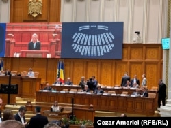 Deputata AUR Ramona Ioana Bruynseels citește în plenul reunit al Parlamentului textul moțiunii de cenzură „Au ruinat țara și acum îi obligă pe români să achite nota de plata – afară cu Guvernul ipocrit”.