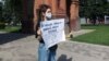 Активистка Екатерина Чернявская на пикете в Краснодаре