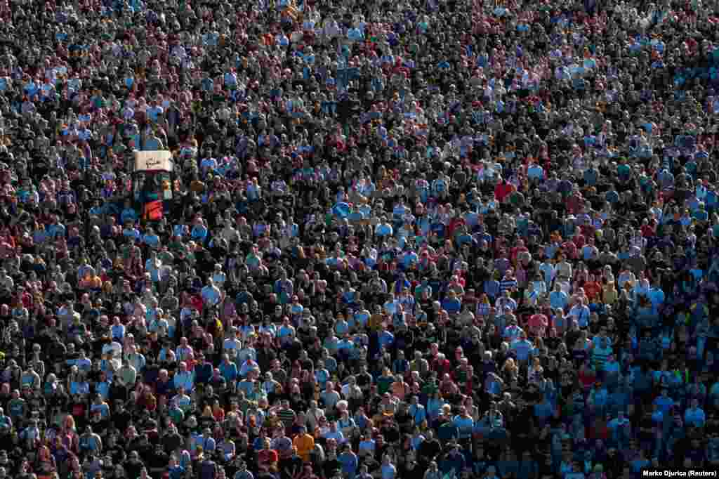 Люди в сербском городе Нови-Сад хранят 16 минут молчания у железнодорожного вокзала, где год назад погибли 16 человек. Это событие вызвало протесты в стране. Нови-Сад, Сербия, 1 ноября 2025 года. REUTERS/Marko Djurica