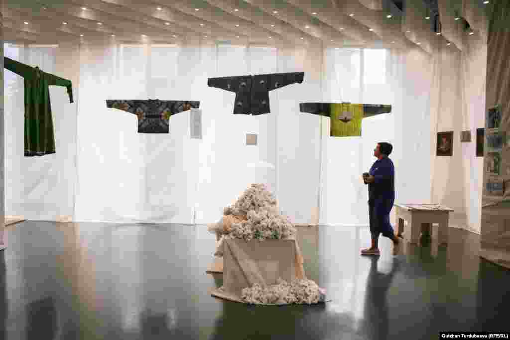 Диляра Каипованын Совет доорундагы пахта терүү маданиятын, экологиялык катастрофаны, мажбурлап иштетүү көйгөйлөрүн көрсөткөн &quot;жөнөкөй чапан&quot; көргөзмөсү.&nbsp; Иш-чарага күбө болгон Канададагы Британдык Колумбия университетинин антропология боюнча магистранты, изилдөөчү, 24 жаштагы Ильяс Акунов соңку кездери &ldquo;бул үч мамлекетте советтик аң-сезимден арылуу аракеттери күч алганын, буга айрыкча жаштардын кызыгуусу күч экенин, бирок бул маселеге сергек көз караш зарыл экенин&rdquo; айтты.