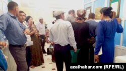 Bankdaky nobat, Türkmenistan (arhiw suraty) 