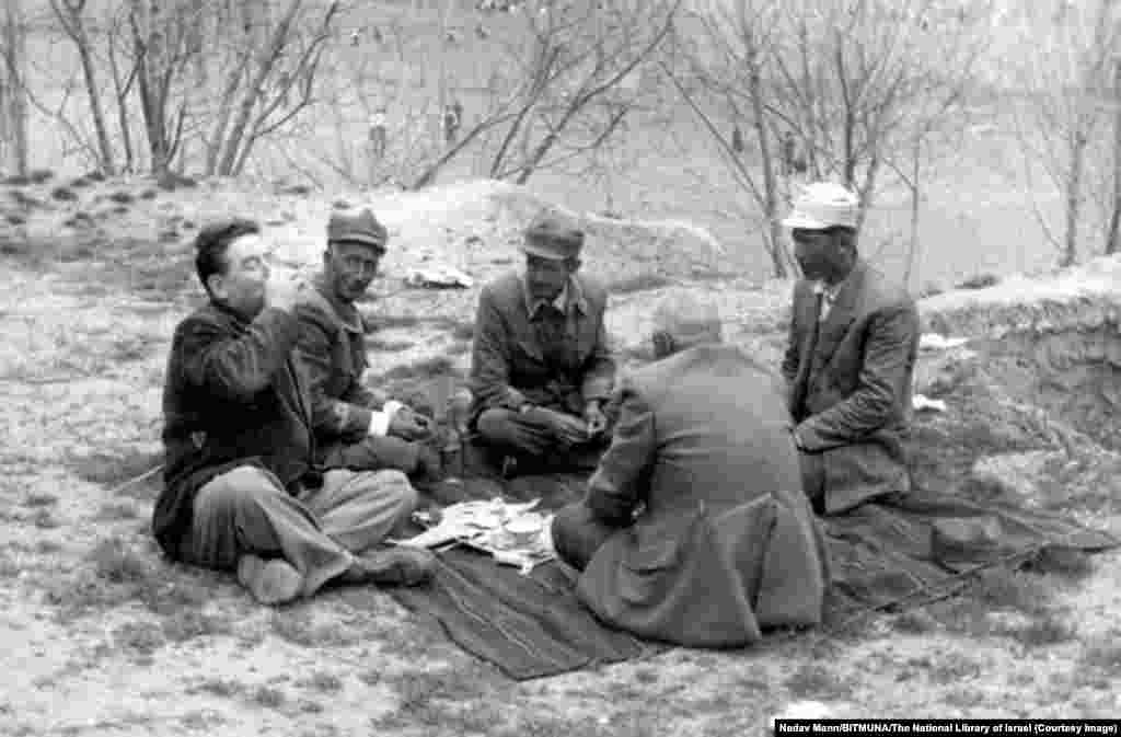 Ізраїльський мандрівник (ліворуч) випиває з робітниками біля річки Шатт-аль-Араб на заході Ірану в 1950-х роках.Ізраїльтяни, які жили в Ірані до революції 1979 року, згадують, що їх не цікавили репресії Шаха проти власного народу. «Вони не скаржилися, а ми не втручалися», – згадував один ізраїльтянин у фільмі про дореволюційний період. «Ми не сліпі, ми знали, в якій реальності ми живемо, але це не наша справа», – додав він