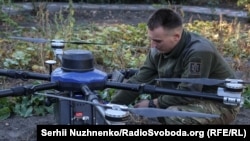 Instruirea soldaților ucraineni chiar în țara lor ar permite folosirea unei tehnici mai complexe decât în țările din UE, unde nu se luptă. În imagine, un soldat ucrainean lucrând cu un UAV (vehicul aerian fără pliot) la 9 octombrie 2025, la Pokrovsk.