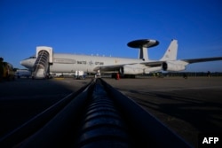 Літак повітряного спостереження AWACS (системи повітряного попередження та управління) НАТО на злітній смузі під час інспекційної перевірки перед польотом над повітряним простором Польщі в рамках нової місії альянсу Eastern Sentry. 19 вересня 2025 року.