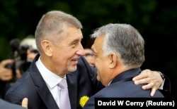 На той момент прем'єр-міністр Чехії Андрей Бабіш зустрічає свого угорського колегу Віктора Обрана у Празі, вересень 2021 року