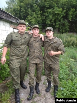 Срочник Можайцев (слева)