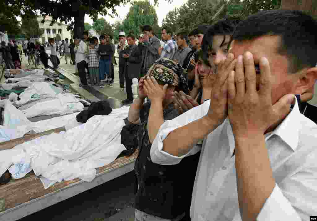 Маркумдардын жаназасы. Жергиликтүү тургундардын айтымында, кыргында каза тапкан кээ бир адамдардын сөөгүн бийлик өкүлдөрү алып кеткен.