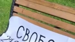 После угроз полиции Егорова убрала все слова из плаката.MP4