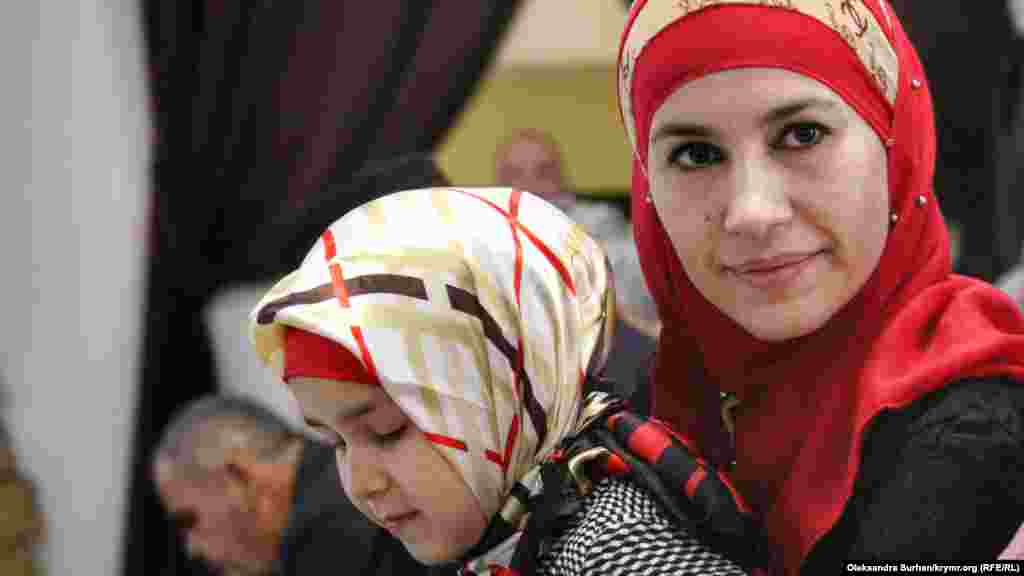 Marlen Süleymanovnıñ qorantası. Anası Ayşeniñ elinde oturğan qızı Safiye: &quot;Baba, nasılsıñ? Men seni sağındım! Pek seni sevem! Bekleyim! Sen menim küneşimsiñ! Seniñ Safiyeñ&quot; dep otkrıtkada yazdı