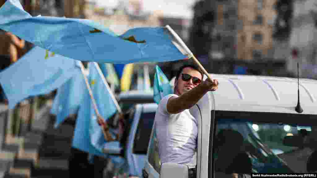 2018 senesi iyün ayı. Qırımtatar bayraq kününe bağışlanğan ananeviy avtoyürüş 