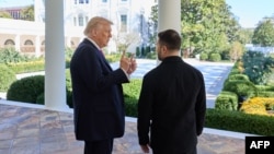 Президент США Дональд Трамп (слева) разговаривает с президентом Украины Владимиром Зеленским (справа) в Белом доме в Вашингтоне, 17 октября 2025 года