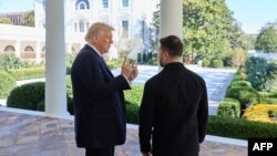 Donald Trump, vorbindu-i lui Volodimir Zelenski la întâlnirea lor de la Casa Albăm pe 17 octombrie 