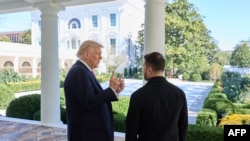 АКШ президенти Дональд Трамп менен Украинанын президенти Владимир Зеленский Ак үйдүн короосунда. 17-октябрь, 2025-жыл.