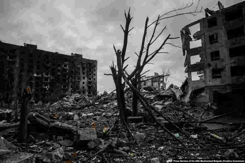 Зруйновані та вигорілі вщент багатоповерхівки у Костянтинівці