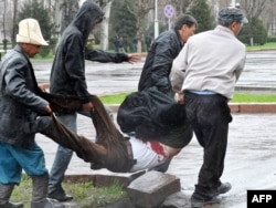 7-апрелдеги элдик ыңкылаптын катышуучуларына бакиевдик снайперлер ок атышкан. Бишкек. 2010-жылдын 7-апрели.