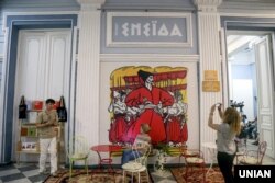 Мистецький «Проект Енеїда». Зображення Енея на стіні в будівлі Національного художнього музею України. Київ, 22 вересня 2017 року