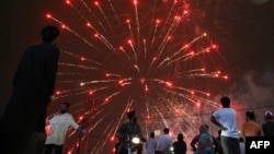 د کراچۍ اوسېدونکي په نیشنل یا ملي لوبغالي کې د پاکستان جوړېدو د جشن اورلوبه ګوري - د اګست ۱۴مې انځور.