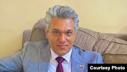 امین سوفیامهر، فعال سیاسی پادشاهی‌خواه و دانش‌آموختهٔ فلسفه و روابط بین‌الملل