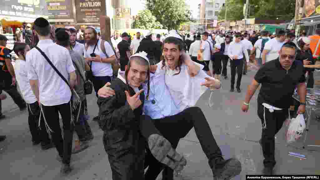 Рабби Нахман завещал радоваться жизни и веселиться, в том числе на его могиле на Рош ха-Шана