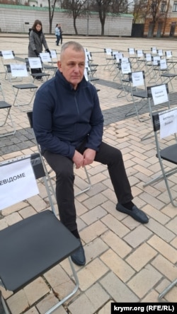 Владислав Есипенко во время акции «Пустые стулья» в поддержку незаконно заключенных, пленных и пропавших без вести журналистов и художников. Киев, 15 ноября 2025 года