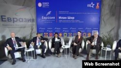 Илан Шор ва Маргарита Симоньян Санкт-Петербург халқаро иқтисодий форумида ёнма-ён ўтиришибди. 2025 йил, июн.