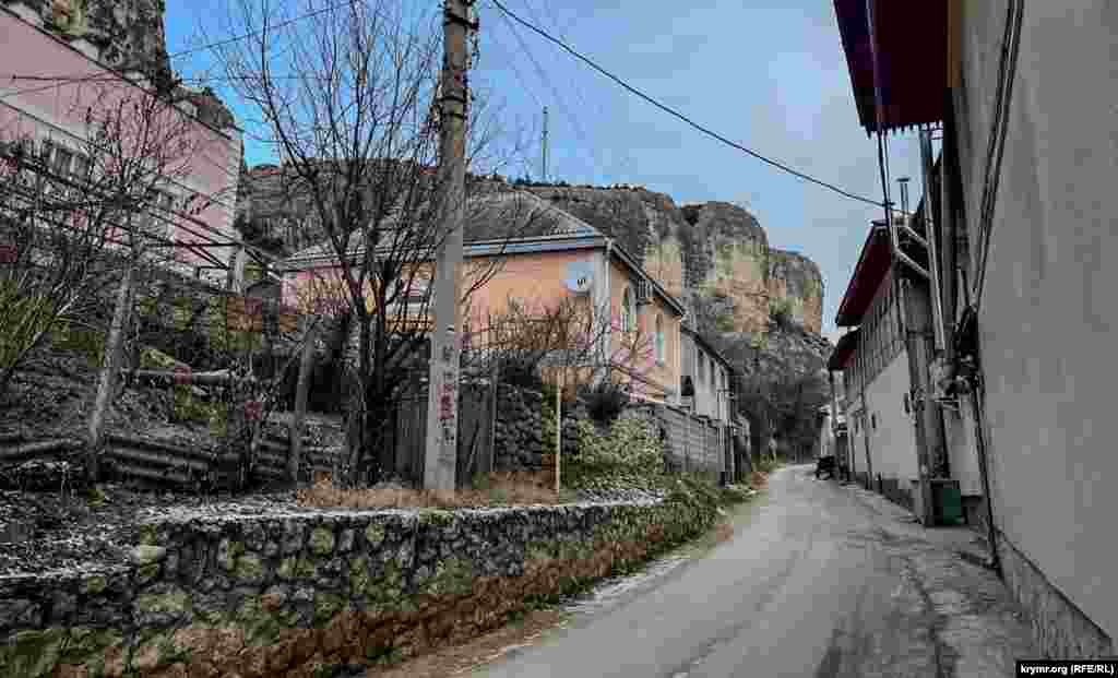 Salaçıqnıñ eñ uzun ve baş soqağı Basenko şeerniñ Lenin soqağınıñ devamı ola