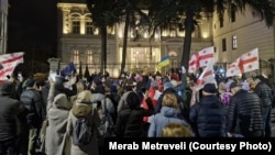 მსვლელობა ორბელიანების სასახლესთან. მერაბ მეტრეველის ფოტო