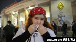 Казахстанская болельщица «Реала» у стадиона «Орталык» в Алматы. 30 сентября 2025 года