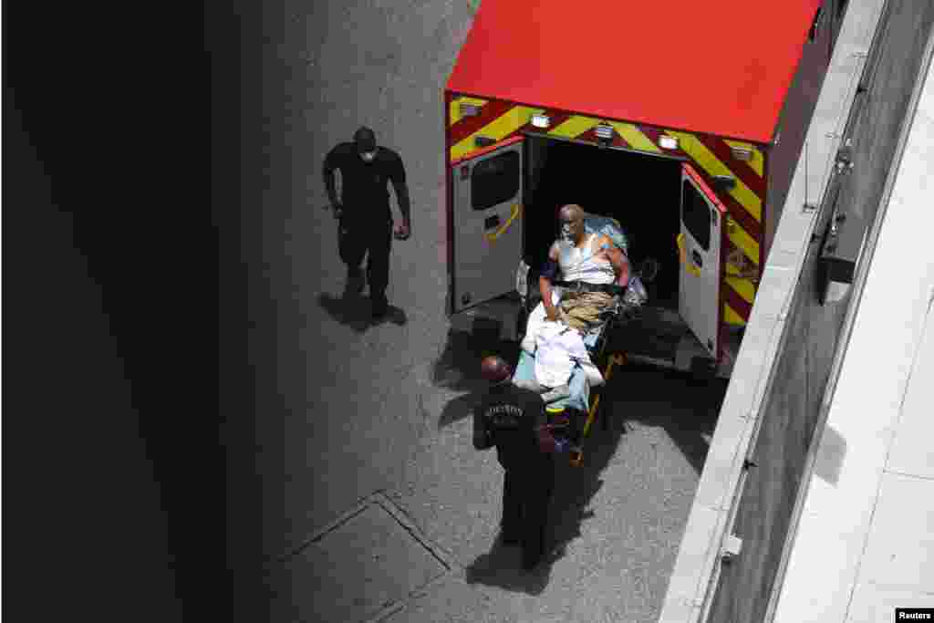 Чоловіка привезли до Х&#39;юстонської медичної лікарні швидкої допомоги. Х&#39;юстон, штат Техас