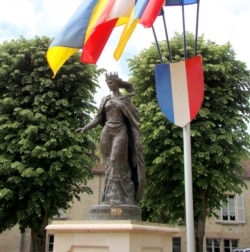 Пам’ятник королеві Франції Анні Київській (дочка Київського князя Ярослава Мудрого) у французькому місті Санліс, 15 травня 2011 року. Анна Ярославна була королевою Франції у період 1051–1060 років