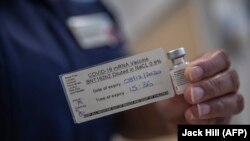 Ампула с вакциной, разработанной Pfizer-BioNTech.