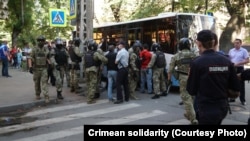 Массовые задержания у здания управления ФСБ России. Симферополь, 4 сентября 2021 года