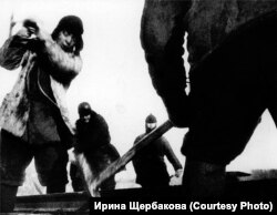 БАМлаг (Байкал-Амур эмгек түзөтүү лагери). 1930-жылдардын орто ченинде тартылган сүрөт.