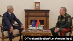 ҰҚШҰ бас хатшысы Иманғали Тасмағамбетов (сол жақта) пен Беларусь қорғаныс министрі Виктор Хренин. Минск, 30 қазан, 2024 жыл