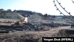 Археологические раскопки с помощью бульдозеров в Севастополе на территории Южного пригорода Херсонеса, начало февраля 2022 года