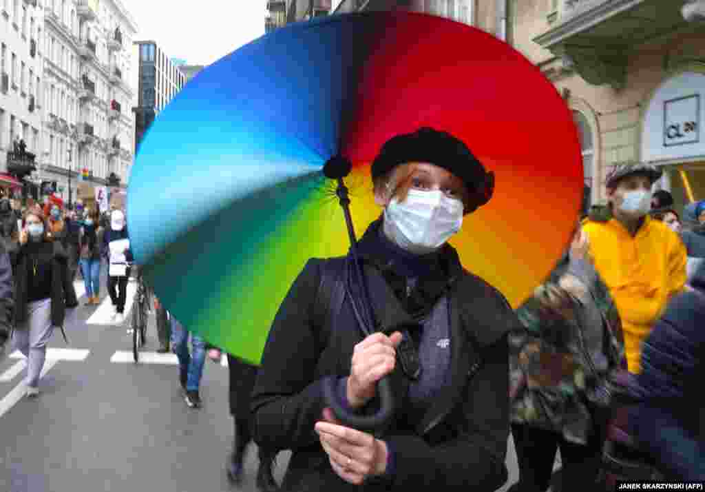 Жінка із різнокольоровою парасолькою на демонстрації у Варшаві, 28 жовтня 2020 року