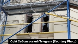 Фасад Херсонского художественного музея имени Алексея Шовкуненко со следами от обстрелов. Херсон, 30 ноября 2022 года