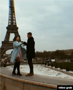 Денис любив танцювати. На фото: вони з Владою вальсують у Парижі