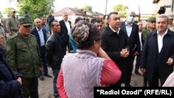 Премьер-министр Таджикистана Кохир Расулзода в одном пострадавших кварталов Куляба