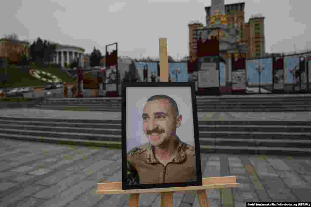 Прощання із фотографом і військовим Костянтином Гузенком на майдані Незалежності у Києві, 7 листопада 2025 року