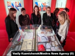 Молодые женщины на вернисаже