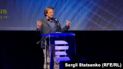 Британський письменник та журналіст Пітер Померанцев під час виступу на конференції «Правда в русі» в Празі, 29 травня, 2025 року