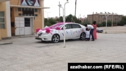 Украшение автомобиля к рождению ребенка, Ашхабад (иллюстративное фото)