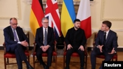 Прем'єр-міністр Великої Британії Кір Стармер, президент України Володимир Зеленський, президент Франції Емманюель Макрон та канцлер Німеччини Фрідріх Мерц під час зустрічі у Лондоні, Велика Британія, 8 грудня 2025 року
