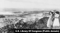 Женщины наблюдают за строительством Панамского канала в начале 1900-х 