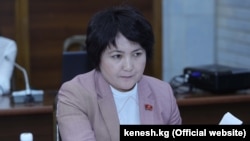 Айнура Осмонова.