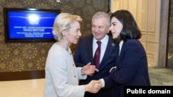 Председатель Европейской комиссии Урсула фон дер Ляйен с президентом Узбекистана Шавкатом Мирзиёевым и его старшей дочерью Саидой Мирзиёевой. Самарканд, 4 апреля 2025 года