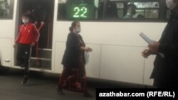 Ýüzi gorag maskaly raýatlar. Aşgabat. Fewral, 2021 ý.