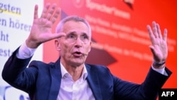 Йенс Столтенберг выступает на Франкфуртской книжной ярмарке 17 октября 2025 года